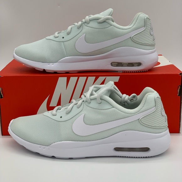 wmns air max oketo
